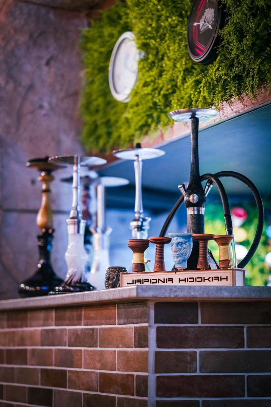 Japona Hookah display with carved bowls